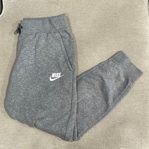 Nike girls LG jogger sweatpants